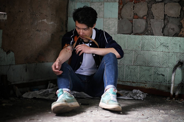 Asiatisch teen uses drugs im die basemen - Foto, Bild