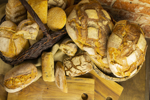 A top view of fresh bread in a basket - Foto, Imagen