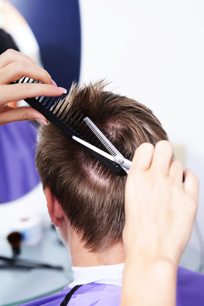 Friseur schneidet Kunden die Haare - Foto, Bild