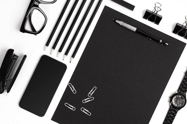 Blank Notepad with clips, pens and glasses flat lay
. - Фото, изображение