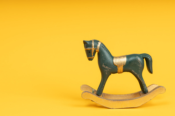 Azul vintage balançando cavalo no fundo amarelo - Foto, Imagem