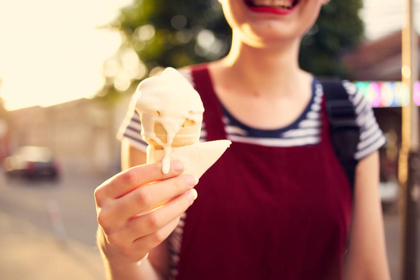 kortharige vrouw eten ijs buiten in de zomer - Foto, afbeelding