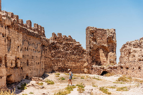 Tourist besucht die Mauern einer mittelalterlichen Burg - Foto, Bild