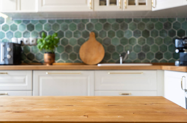 розмитий інтер'єр кухні та дерев'яний настільний простір домашнього тла
 - Фото, зображення