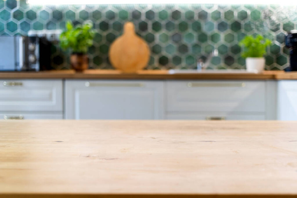 cocina borrosa interior y escritorio de madera espacio fondo de la casa - Foto, Imagen