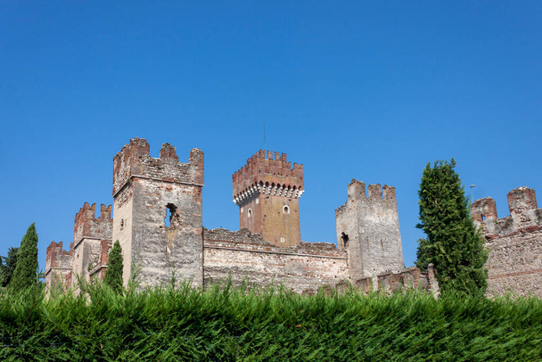 Μεσαιωνικό Κάστρο Scaligero του Lazise (IX-XIV αιώνα), τουριστικό θέρετρο στις ακτές της λίμνης Garda, επαρχία Βερόνα, Βένετο, Ιταλία. - Φωτογραφία, εικόνα