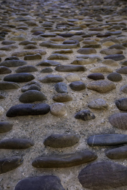 Detail van handgemaakt plaveisel gemaakt met stenen, voetgangersoversteek - Foto, afbeelding