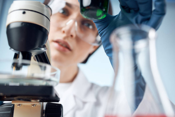 nainen laboratorio avustaja mikroskooppi tutkimus biotekniikka lääketiede - Valokuva, kuva
