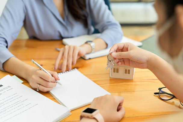 Immobiliare broker femminile rendendo l'acquisto di un contratto di casa con il nuovo padrone di casa, blocco note foglio bianco - Foto, immagini