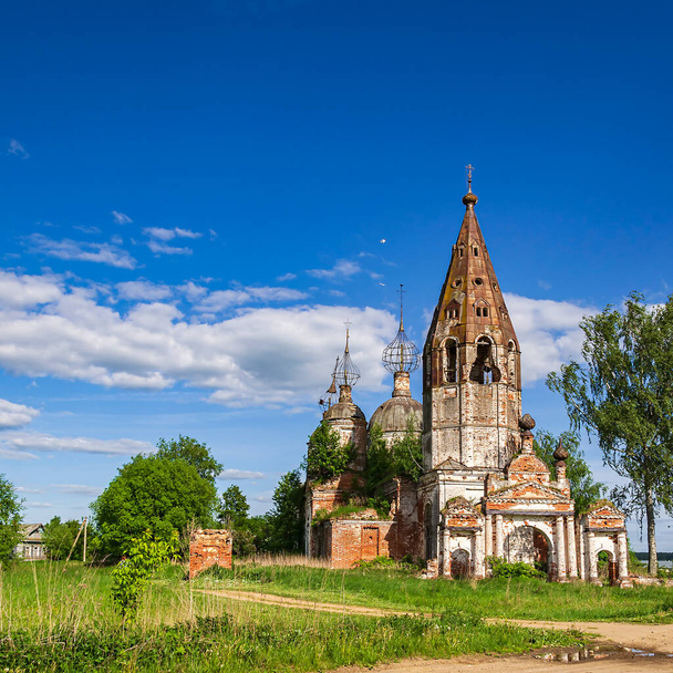 egy régi, elhagyatott ortodox templom, Osztrov falu, Kosztroma tartomány, Oroszország. Az építkezés éve 1782. Jelenleg a templom elhagyatott.. - Fotó, kép