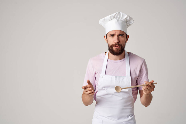 человек в белом фартуке на кухне - Фото, изображение