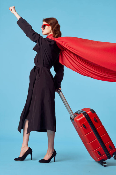 Business nainen musta takki matkatavaroiden kanssa  - Valokuva, kuva