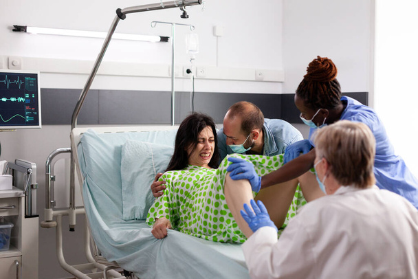 Jovem mulher dando à luz a criança na enfermaria do hospital - Foto, Imagem