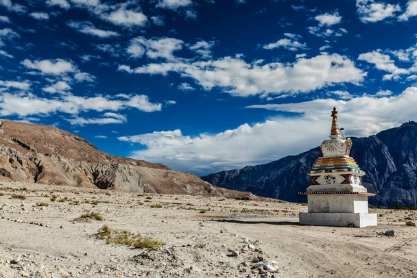 Chorten v Himalájích. údolí Nubra, Ladakhu, Indie - Fotografie, Obrázek