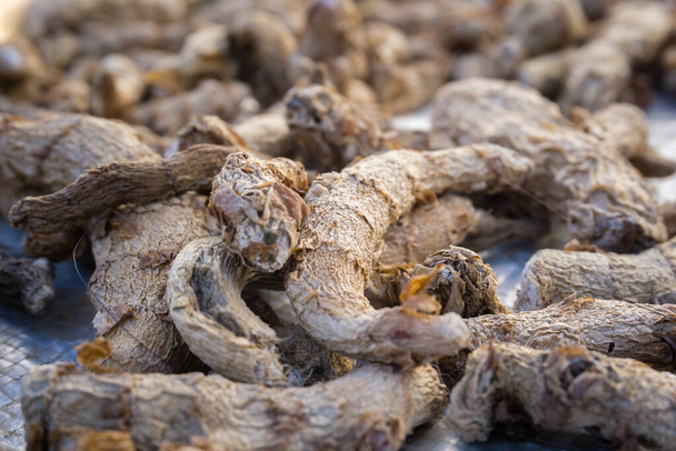 Blízký záběr vysušeného kurkumového kořene. Kurkuma je běžné koření, které pochází z kořene Curcuma longa. Obsahuje chemikálii zvanou kurkumin, která může snížit otok. - Fotografie, Obrázek
