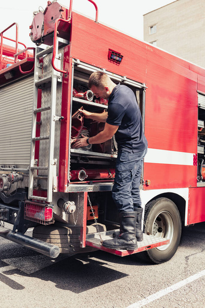 Máquina de combate a incêndios com equipamento especial para combate a incêndios de emergência - Foto, Imagem