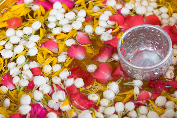 νερό με γιασεμί και τριαντάφυλλα corolla σε μπολ με μικρά ασημένια β - Φωτογραφία, εικόνα