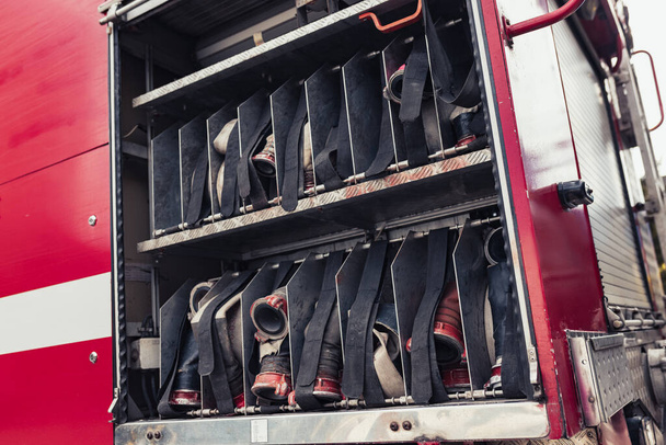Пожежне обладнання у вантажівці для безпеки
 - Фото, зображення