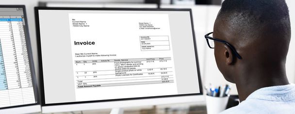 Informe de hoja de cálculo de factura de cuenta tributaria en monitor de computadora - Foto, Imagen