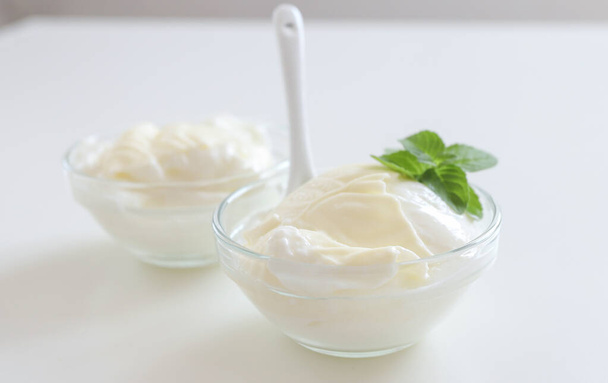 Přírodní jogurt nebo jogurt se smetanou a mátou - Fotografie, Obrázek