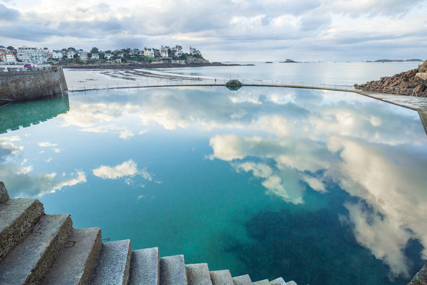 Widok z basenu w Dinard, Bretania, Francja - Zdjęcie, obraz