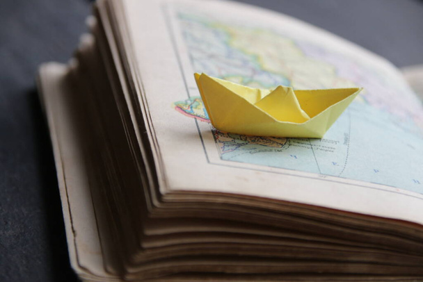 Paper boat on vintage map - Foto, Imagem