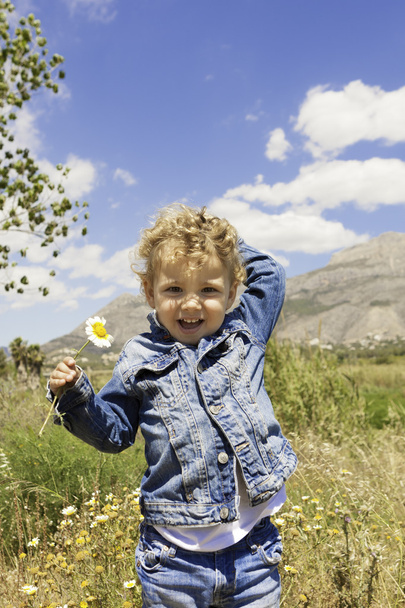 child with flower in the field - Foto, Imagem