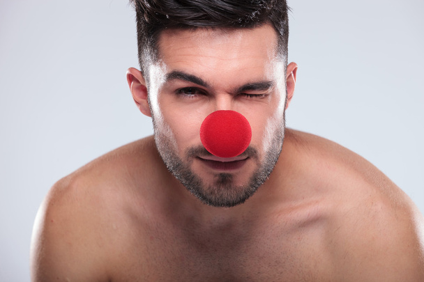 mladý nahý muž s červeným nosem mrkání - Fotografie, Obrázek