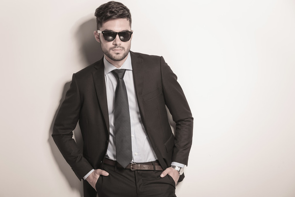 ernster und cooler sexy Geschäftsmann mit Sonnenbrille - Foto, Bild