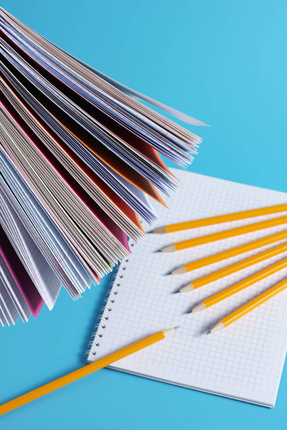 Szkolne zeszyty i ołówek na niebieskim tle - Zdjęcie, obraz