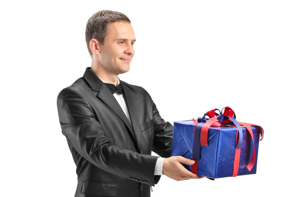 Guy holding present - Фото, зображення