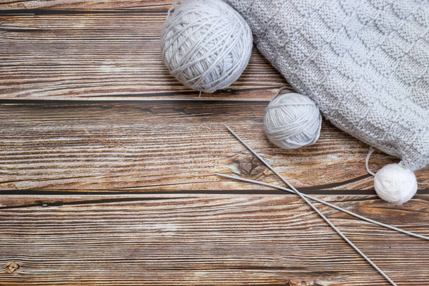 針で編み物。木の背景に。手作り - 写真・画像