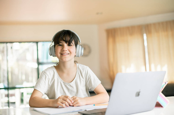 portré imádnivaló kaukázusi gyermek lány csinál on-line tanulás segítségével laptop, otthoni iskoláztatás, távoli oktatás - Fotó, kép
