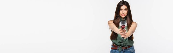 Nuori nainen kiiltävät hiukset tilalla hiustenkuivaaja samalla tavoitteena eristetty harmaa, banneri - Valokuva, kuva