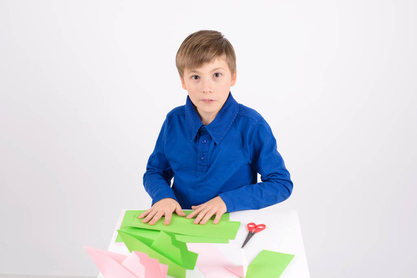 Leidenschaft Origami: der überraschte Junge, das fertige Produkt Origami - Papierbasteln - Foto, Bild