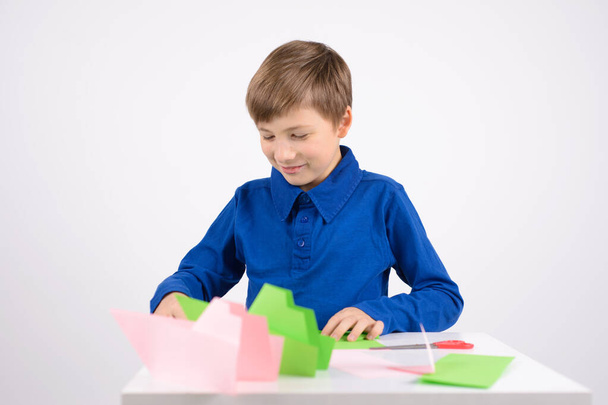 origami: il ragazzo felice, l'origami prodotto finito - mestieri di carta - Foto, immagini