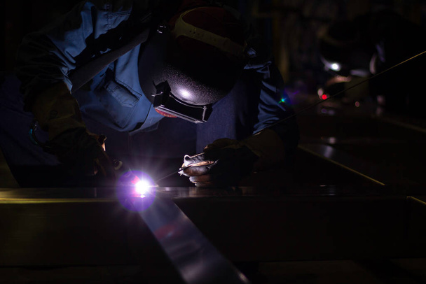 Les métallurgistes utilisent le travail manuel, soudeur qualifié, travailleurs d'usine faisant OT. Soudeur soude l'acier dans l'usine. - Photo, image