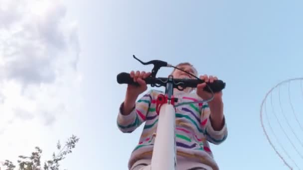 Una chica montando una vespa - Metraje, vídeo