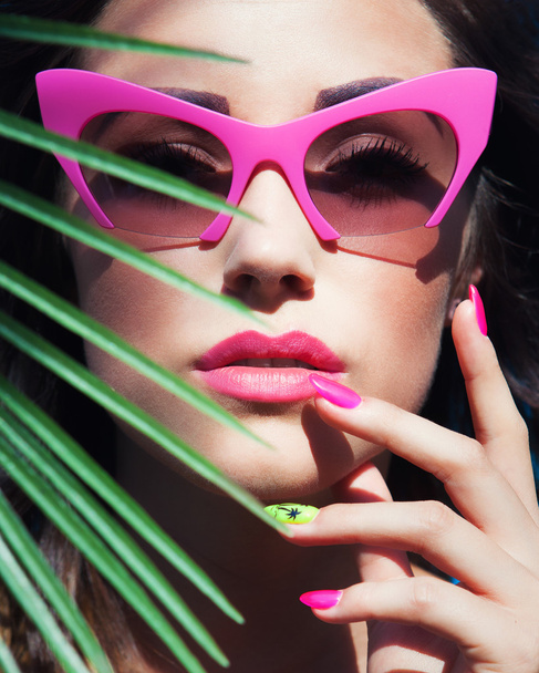 Woman wearing sunglasses by the swimming pool - Foto, Imagem