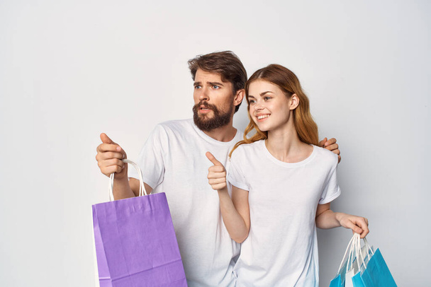 mężczyzna i kobieta z pakietów w rękach zniżki Zakupy - Zdjęcie, obraz