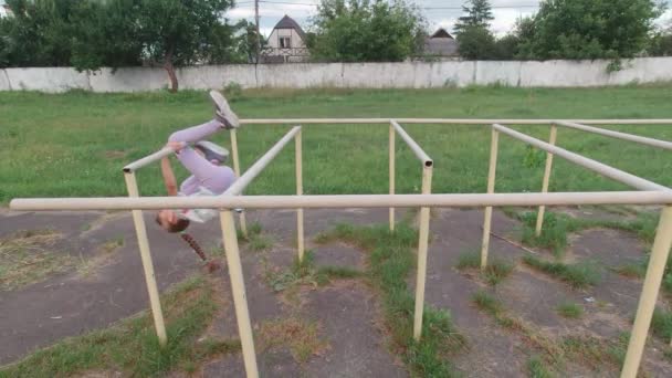 Girl somersaults on the bar - Footage, Video