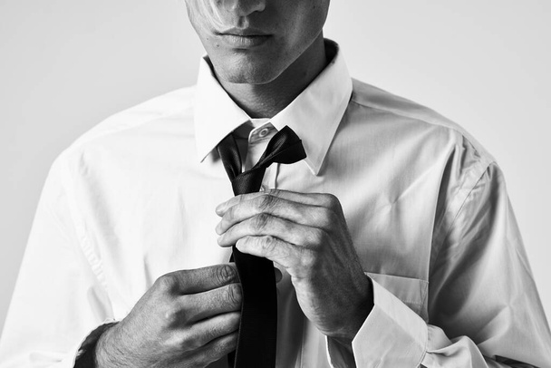 человек в белой рубашке галстук образ жизни изолированный фон - Фото, изображение