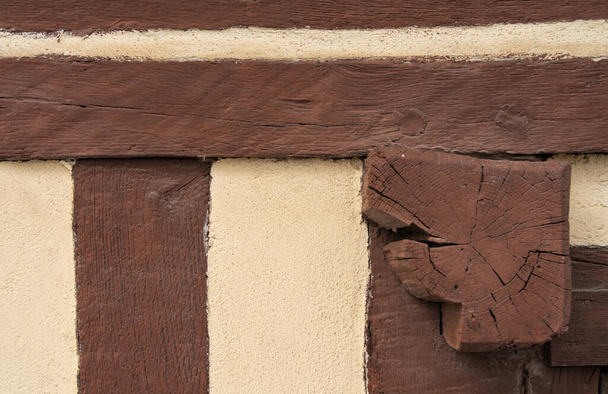 Primer plano de la madera y el hormigón combinados en la antigua fachada histórica en Francia, útil como fondo - Foto, imagen