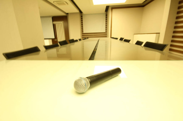 Microphone professionnel dans la salle de réunion. Salle de réunion vide. - Photo, image