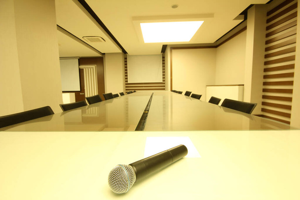 Професійний мікрофон у кімнаті для переговорів. Порожня кімната для переговорів
. - Фото, зображення