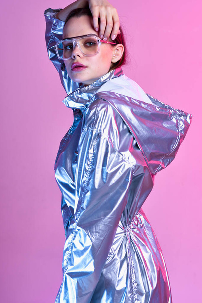 ελκυστική γυναίκα noctilucent σακάκια νυχτερινό κέντρο διασκέδασης αίγλη μακιγιάζ μοντέρνο στυλ - Φωτογραφία, εικόνα