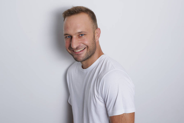 Homem sorrindo em um fundo branco - Foto, Imagem