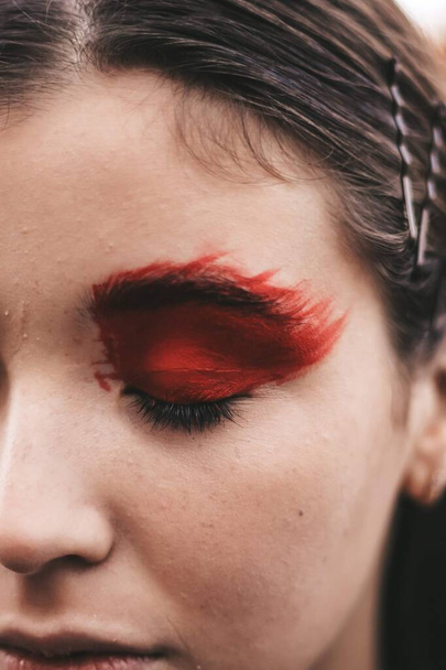 beautiful young girl model with bright red makeup. - Foto, imagen
