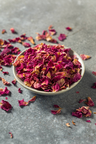 Healthy Organic Culinary Rose Petals in a Bowl - Foto, afbeelding