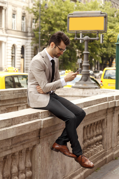 Modern businessman at the city - Foto, afbeelding